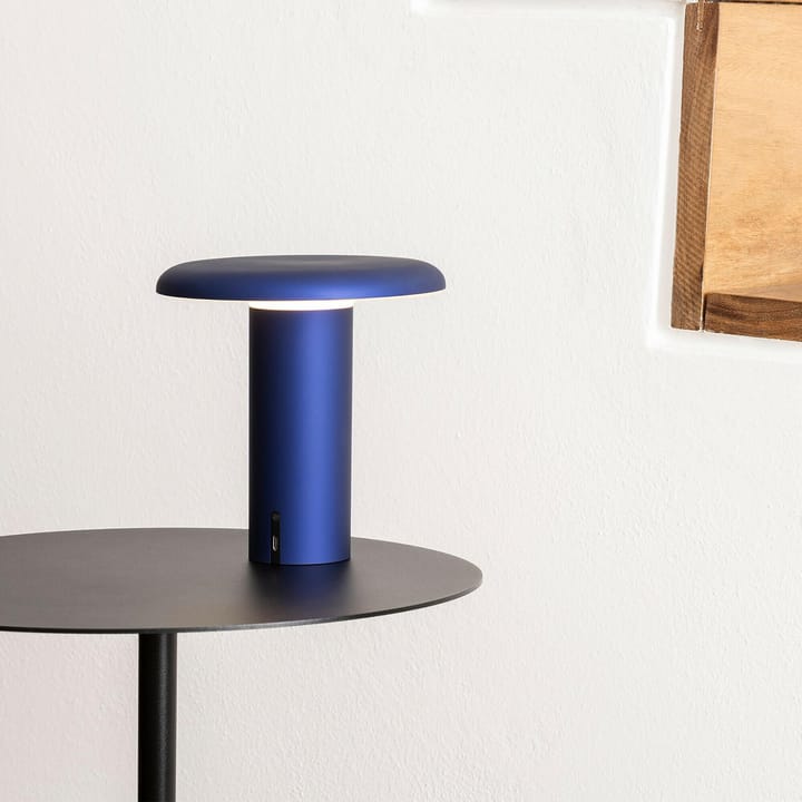 Takku portabel bordslampa 19 cm, Anodized blue Artemide