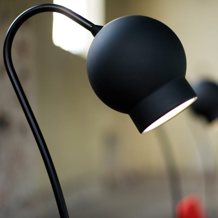 Ogle floor lamp, Black lacquer Ateljé Lyktan