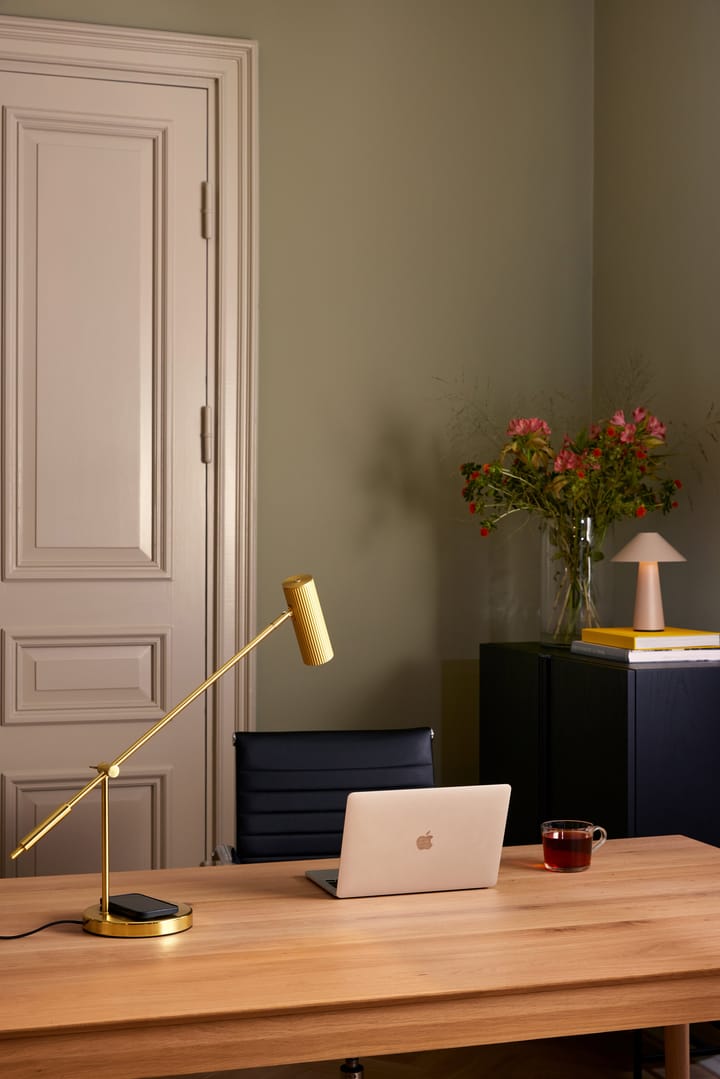 Hubble Read table lamp with wireless charging, Brushed brass Globen Lighting