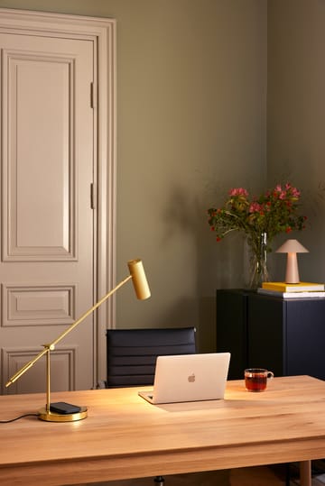 Hubble Read table lamp with wireless charging - Brushed brass - Globen Lighting