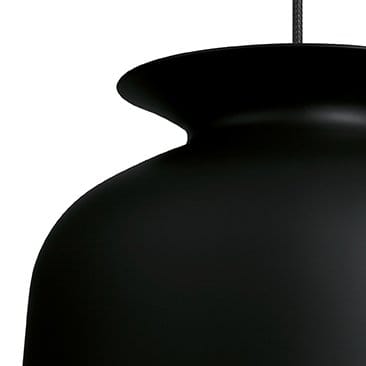 Ronde taklampa stor, charcoal black (svart) GUBI