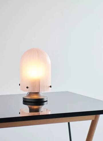 Seine table lamp Ø17.2x26.2 cm - Brass-coral - GUBI