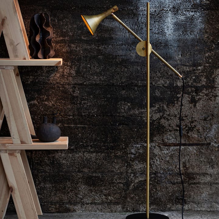 Megafon floor lamp, Raw brass, black base Konsthantverk