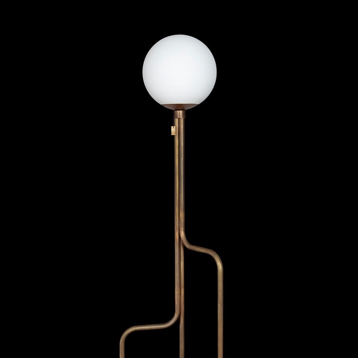 Strapatz floor lamp, Raw brass/matte white Konsthantverk