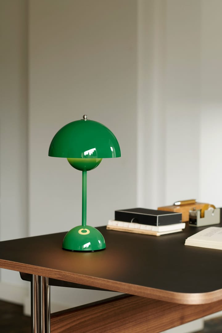 Flowerpot portable bordslampa VP9, Signal green &Tradition