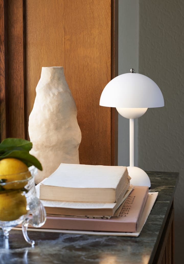 Flowerpot portable table lamp VP9, matte white &Tradition