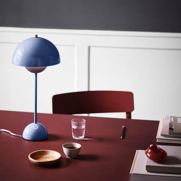 FlowerPot VP3 table lamp - light blue - &Tradition