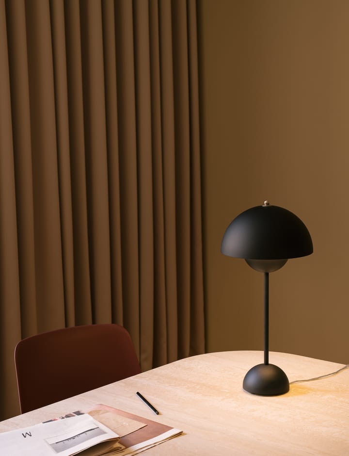 FlowerPot VP3 table lamp, matte black &Tradition