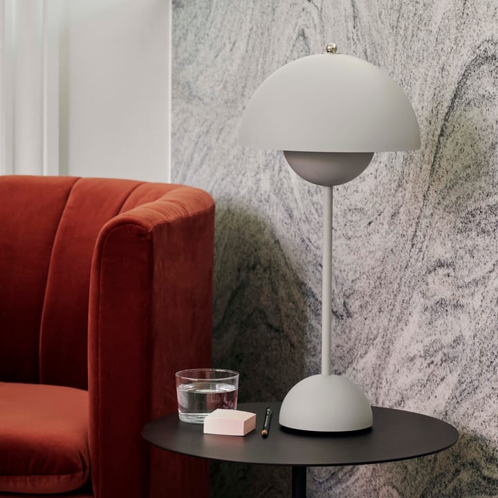 FlowerPot VP3 table lamp, matte light grey &Tradition