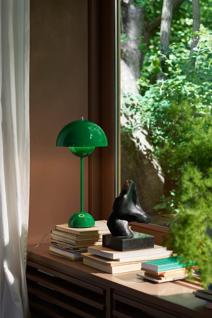 FlowerPot VP3 table lamp, Signal green &Tradition