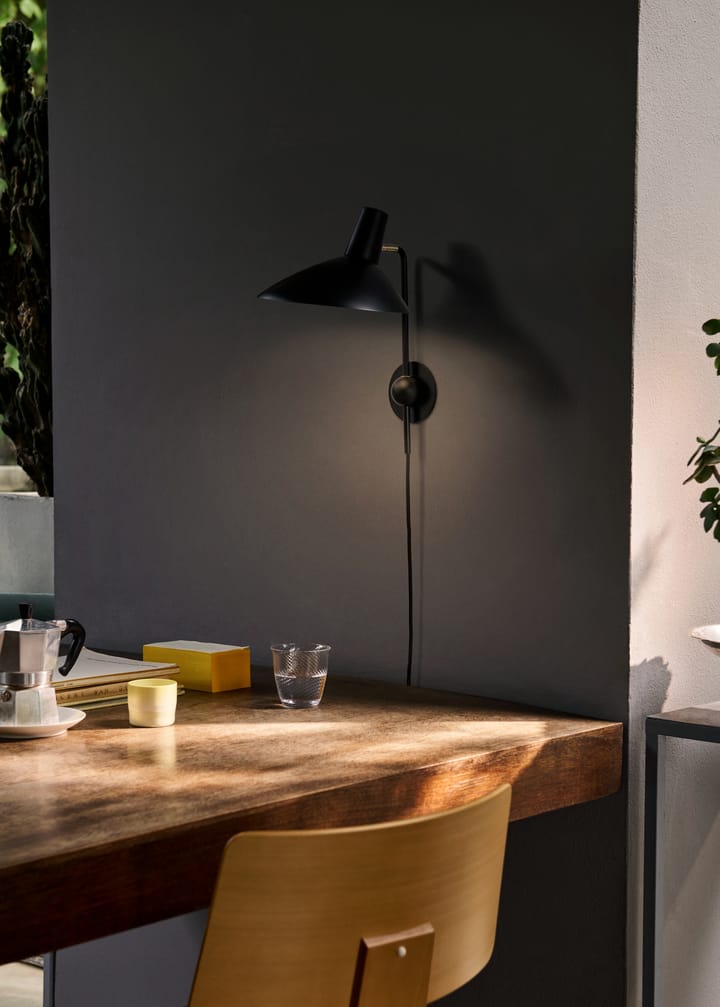 Tripod HM12 wall lamp, Matt black &Tradition