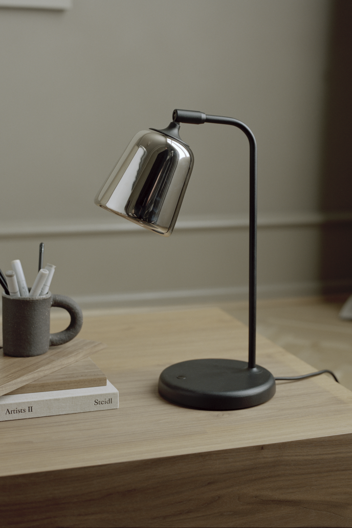 Material bordslampa från New Works är ett utmärkt exempel på bra arbetsbelysning då den har ett riktbart ljus vilket gör den ultimat som läslampa eller skrivbordslampa.