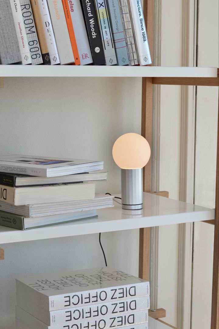 Atmospheric and accent lighting are also important in a home office environment. Here you see the Turn On lamp from HAY standing on a shelf surrounded by books. 