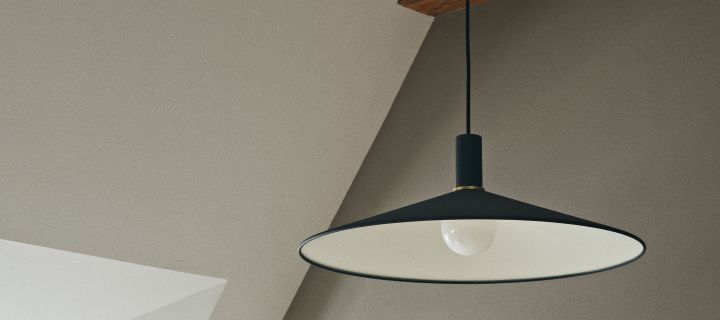 En hängande lampa i svart från Ferm Living. 