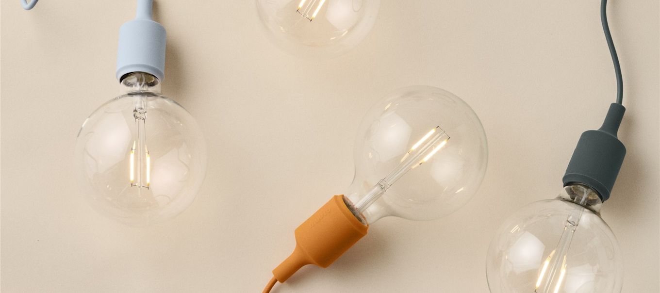 Here you see a collection of light bulbs with coloured cords. Learn the difference between lumens, watts and kelvins and discover how to choose the right light bulb.  