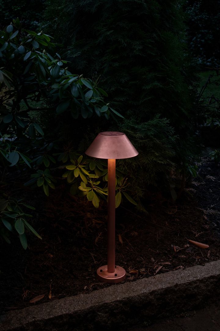 The Cake High outdoor lamp in copper from Örsjö Belysning illuminating a garden path.